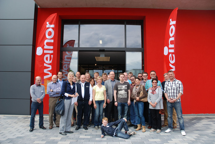 11 Top-Partner samt Begleitung starteten das Oldtimer-Wochenende mit einer Besichtigung der neuen Weinor-Ausstellung in Köln. - Weinor