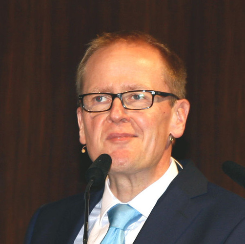 BF-Geschäftsführer Jochen Grönegräs stellte vor dem Plenum die rhetorische Frage: "Warum haben sich keine andere Öffnungsarten am Fenster etabliert?" - Daniel Mund / glaswelt.de