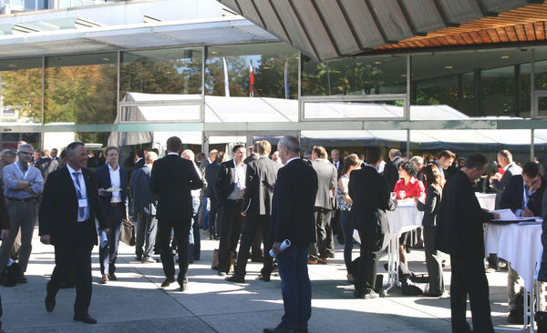 Das Wetter war perfekt bestellt - Sonne satt gab es auf den Fenstertagen. Die wichtigen Gespräche wurden häufig auf dem Vorplatz zum Kongresszentrum verlegt. - Daniel Mund / glaswelt.de