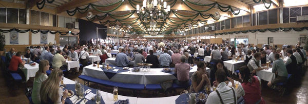 Trotz bescheidenen Branchenaussichten lässt sich die Branche das Feiern auf dem traditionellen Festabend in der in der Inntalhalle nicht nehmen. - Olaf Vögele / GLASWELT