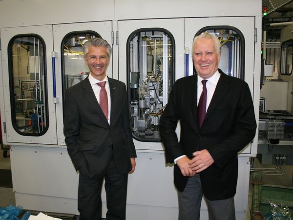 Geschäftsführer Thomas P. Wagner (l.) und Inhaber Karl-Rudolf Mankel freuen sich über die guten Konzernergebnisse. - Matthias Rehberger, www.glaswelt.de