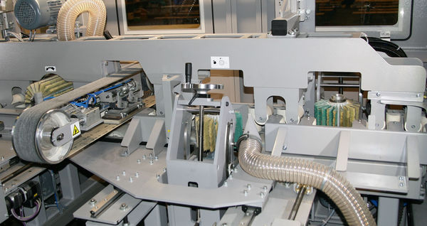 Kein "Hexenwerk": Das Q-Fin Innenleben. Zu sehen ist das Aggregat für den Querschliff (l.) und die Schleifbürsten entlang der Rollenführung. - Daniel Mund / glaswelt.de