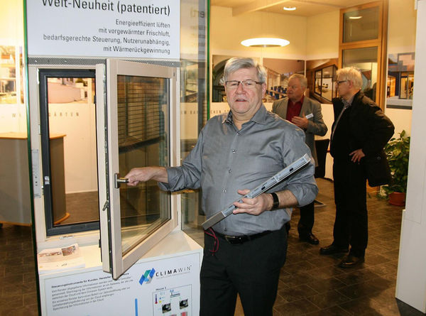Josef Rauh konnte auf der BAU erstmals sein serienreifes Climawin-Fenster präsentierten. - Daniel Mund / glaswelt.de