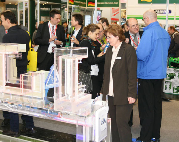 Odette Moarcas vom ift informiert sich über neueste Montagemöglichkeiten. - Daniel Mund / glaswelt.de