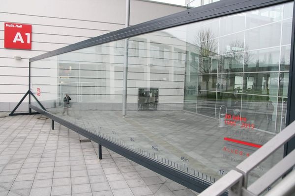 Riesending: Bei dem nasskalten Wetter übersah vielleicht mancher Besucher die weltgrößte ISO-Scheibe im Freigelände der Messe. - Daniel Mund / glaswelt.de