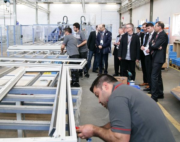 Die einen schaffen, die anderen schauen: Produktionseinblicke gewährten die schweizer Fenstermacher BL Fenster AG anlässlich dem aluplast-Innovationstag. - © Daniel Mund / glaswelt.de
 Die einen schaffen, die anderen schauen: Produktionseinblicke gewährten die schweizer Fenstermacher BL Fenster AG anlässlich dem aluplast-Innovationstag. - Daniel Mund / glaswelt.de