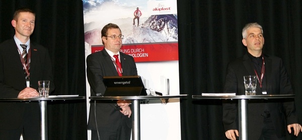 v.l.: Rotox-Vertriebsgeschäftsführer Andreas Klein, aluplast Leiter Technik Dr. Gerhard Schuhmann und BL-Geschäftsführer Samuel Lüscher auf dem Innovationstag 2015 - Daniel Mund / GLASWELT