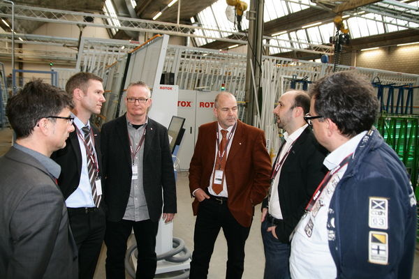 Fachsimpeln unter Fensterbauern in der Produktionshalle der BL Fenster AG. - Daniel Mund / GLASWELT