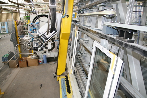 Automatische und voll integrierte vertikale Lemuth-Klebestation. - Daniel Mund / GLASWELT