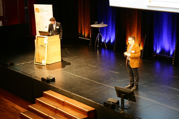Der zweite Tag des Branchentreffs stand ganz im Zeichen des Fenstereinbaus und wurde von Peter Schober gemeinsam mit Hubert Pichler (beide HFA) mit einem Vortrag über die neuen Inhalte der ÖNORM B 5320 eröffnet. - Daniel Mund / GLASWELT - © Daniel Mund / GLASWELT
Der zweite Tag des Branchentreffs stand ganz im Zeichen des Fenstereinbaus und wurde von Peter Schober gemeinsam mit Hubert Pichler (beide HFA) mit einem Vortrag über die neuen Inhalte der ÖNORM B 5320 eröffnet. - Daniel Mund / GLASWELT - © Daniel Mund / GLASWELT