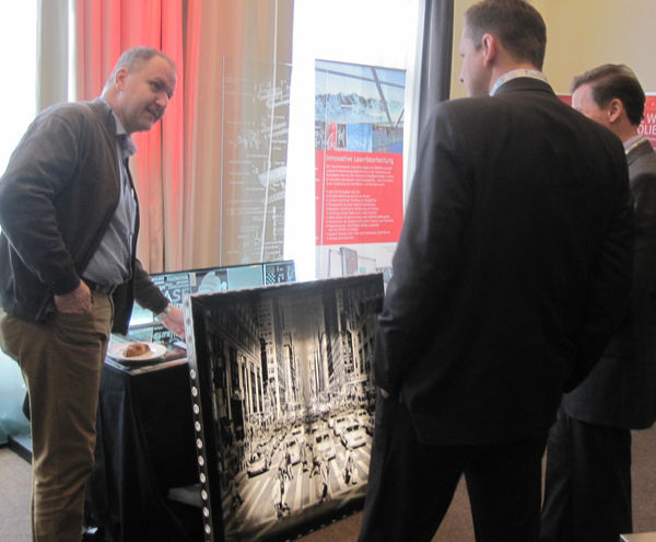 In der begleitenden Ausstellung konnten sich die Besucher über neue Produkte informieren. Foto: Matthias Rehberger, www.glaswelt.de In der begleitenden Ausstellung konnten sich die Besucher über neue Produkte informieren. Foto: Matthias Rehberger, www.glaswelt.de