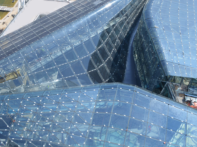 Die Kuppel des Pavillons umfasst über 2800 m² Sonnenschutzglas (eine Vielzahl davon Modellscheiben) sowie eine Reihe von Photovoltaik-Gläser. - Isolar Glas