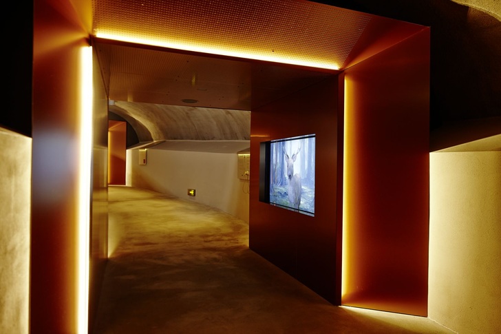 Für den Medientunnel wurden zur Unterbringung der Projektionstechnik spezielle Boxen entwickelt und mit Brandschutzglas Arnold Fire F(EI) 30 ausgestattet. - Arnold Glas