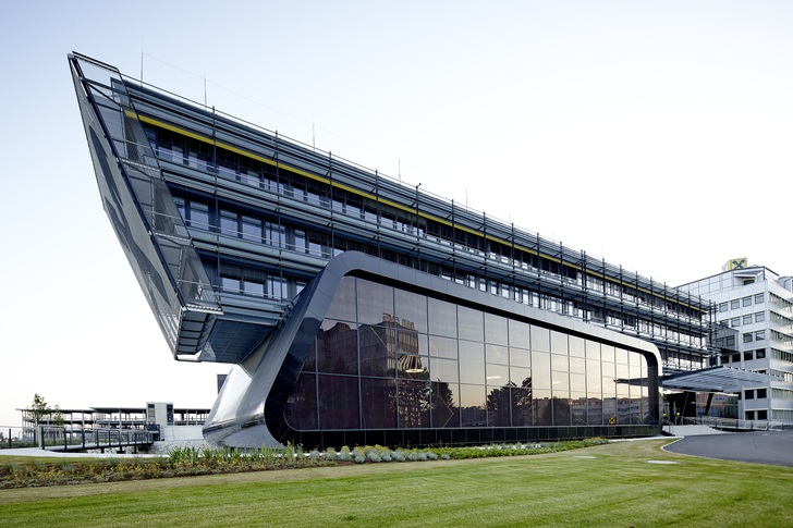 Das neue Raiffeisen Gebäude im österreichischen Raaba verfügt mehr als 6000 m² Isolar Gläser mit unterschiedlichen Funktionen - Arnold Glas
