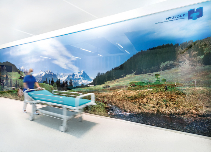 Nie mehr eine weiße Wand: Mit stimmungsvollen Motiven wie dem Bergpanorama lässt sich in Krankenhäusern das Raumempfinden der Patienten und damit auch deren Stimmung heben. - sedak