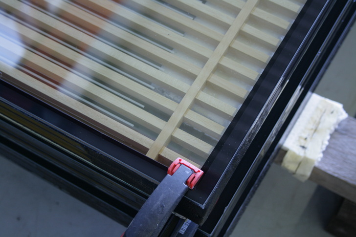 Ein Isolierglas-Produkt mit Alleinstellungsmerkmal ist Okawood mit seiner Sonnenschutz-EInlage aus Holz. - Matthias Rehberger, www.glaswelt.de