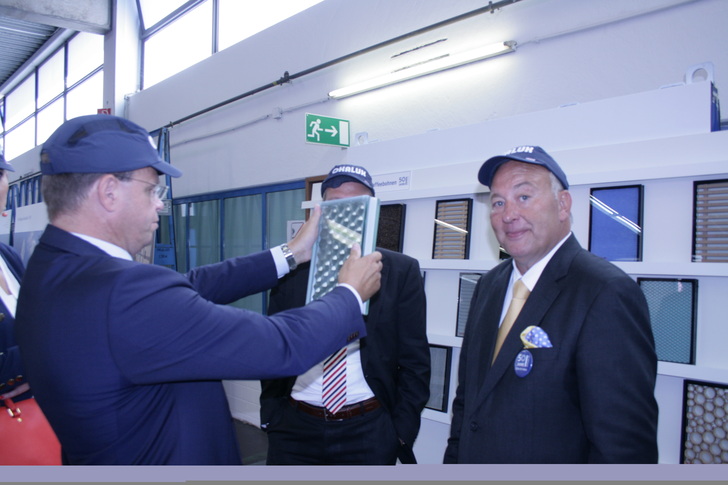 Geschäftsführer Oliver Hübler erläutert Produktdetails beim Firmenrundgang. - Matthias Rehberger, www.glaswelt.de