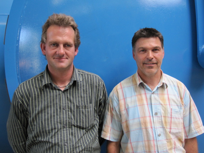 Reinhard Gruber (l.), Niederlassungsleiter Glasveredelung, und Wilfried Schreier, Niederlassungsleiter Isolierglas. - www.glaswelt.de