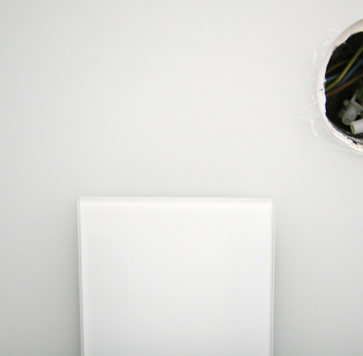 Der Farbton der gelieferten Gläser (im Hintergrund) entspricht nicht dem Ton der Musterscheibe (klein im Vordergrund), nach der die Gläser bestellt worden waren. - Chmieleck