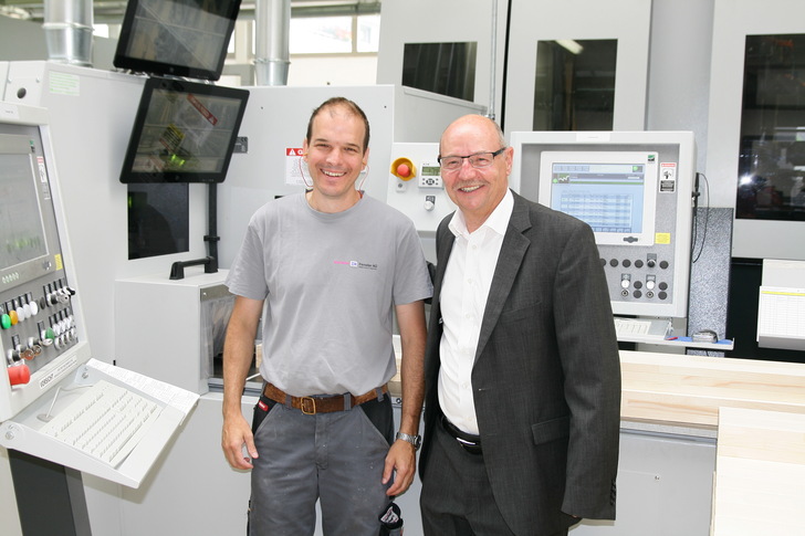 Weinig Verkaufsmanager Dieter van Dyck neben dem Anlagenbediener der Firma von Euw - Daniel Mund