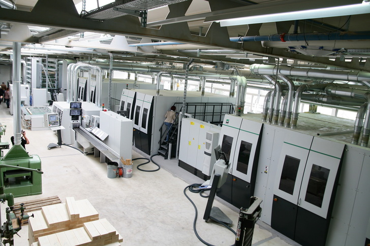 Die neue Anlage im Überblick. Ganz hinten ist der Pufferspeicher mit 10 Etagen für 180-240 Teilen zu erkennen. - Daniel Mund