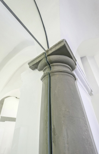 Die Glasscheiben wurden mittels U-Profilen in die Wand und in die Säulen integriert. - Hoba