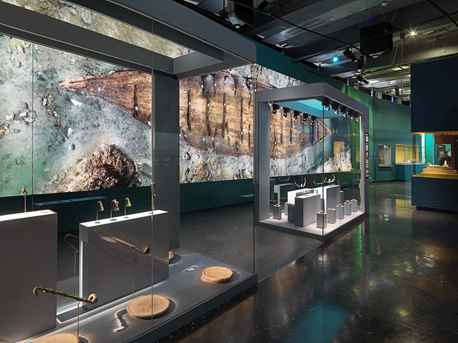 Bei den Schaukästen der Wanderausstellung kommen Antireflexgläser von Guardian zum Einsatz. - Philippe Chancel, Franck Goddio / Hilti Foundation