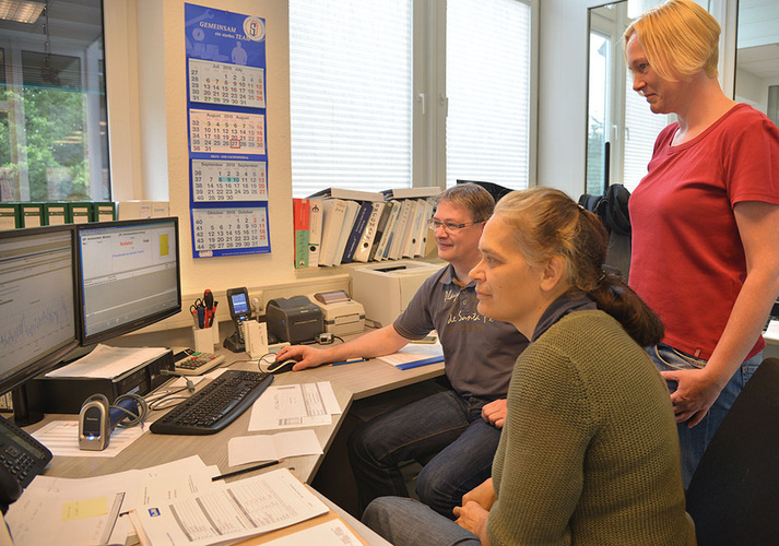 Das IT-Team, das die A+W CANTOR-Software bei SIEMS eingeführt hat, pflegt und für zuverlässige Prozesse sorgt — von links nach rechts: Jens Becker, Silke Nolte und Christa Beeken. - A+W