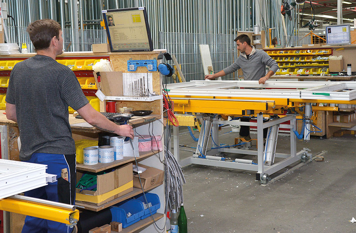 A+W CANTOR CIM in der Rahmenmontage: Sämtliche Arbeitsplätze in der Produktion sind mit Bildschirmarbeitsplätzen ausgestattet. Bei Siems wird praktisch papierlos gearbeitet. Das führt zu sicheren und zügigen Produktionsabläufen. - A+W