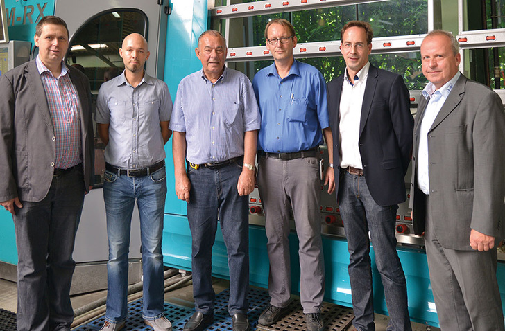 Kunde, Maschinenbauer und Softwarepartner haben gemeinsam eine zukunftweisende Lösung geschaffen (v.l.): Jörg Tauchert, Prokurist und Betriebsleiter Isolierglas GLAS NOWAK; Christian Nowak, Geschäftsführender Gesellschafter GLAS NOWAK; Dieter Nowak, Geschäftsführender Gesellschafter GLAS NOWAK; Guido Trienen, Prokurist und Betriebsleiter Sicherheitsglas GLAS NOWAK; Horst Schraml, Geschäftsführer SCHRAML GLASTECHNIK; Heiko Schuh, Vertriebsleiter Zentraleuropa A+W SOFTWARE - A+W - © A+W
Kunde, Maschinenbauer und Softwarepartner haben gemeinsam eine zukunftweisende Lösung geschaffen (v.l.): Jörg Tauchert, Prokurist und Betriebsleiter Isolierglas GLAS NOWAK; Christian Nowak, Geschäftsführender Gesellschafter GLAS NOWAK; Dieter Nowak, Geschäftsführender Gesellschafter GLAS NOWAK; Guido Trienen, Prokurist und Betriebsleiter Sicherheitsglas GLAS NOWAK; Horst Schraml, Geschäftsführer SCHRAML GLASTECHNIK; Heiko Schuh, Vertriebsleiter Zentraleuropa A+W SOFTWARE - A+W - © A+W