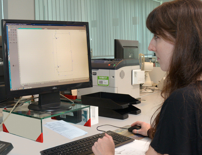 Technische Auftragserfassung mit dem A+W CAD-Designer. In diesem CAD-System für Flachglas werden auch die Steuerdaten für die M-RX und andere Bearbeitungsmaschinen generiert. - A+W