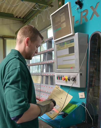 Scan & Go: Mit einer Barcodelesung holt sich der Maschinenführer an der M-RX die Daten (Maße, Bearbeitungen) der aktuellen Scheibe auf den A+W Produktionsmonitor. - A+W