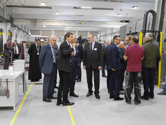 Andreas Winter (5.v.l.), der Leiter des Glass Forums beim Rundgang mit Gästen durch die neue Produktion. - Matthias Rehberger