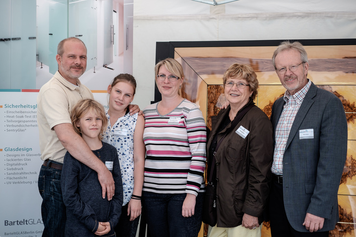 Die Generationen des Familienbetriebs (v.l.): Robert Horn (GF Produktion) mit seinen Kindern Frieda und Jakob, Schwester Julia Geburzi-Horn (kaufmännische GF) mit den Eltern Christiane und Kurt Horn. - Bartelt Glas - © Bartelt Glas
