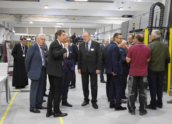 Beim Rundgang durch die neue Produktion - Matthias Rehberger