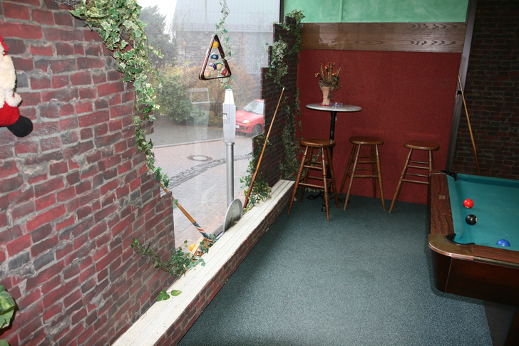 Bild 02: Ansicht des ca. 1,60 m breiten Ganges zwischen der Glasscheibe und der Vorderkante des Billardtisches. - IGA/Wolf-Dietrich Chmieleck