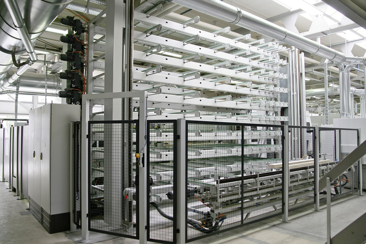 Highlight: Der zehnstöckige Puffer gleicht die Durchgangsleistung von Hobelmaschine und Conturex aus. - Daniel Mund / GLASWELT