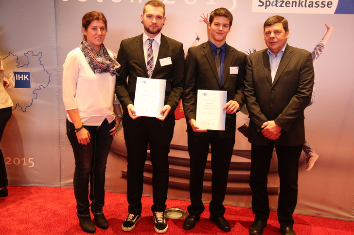 Jenny Frings (l.), Personalreferentin der Saint-Gobain Glass Deutschland GmbH, mit erfolgreichen Nachwuchsmitarbeitern. - Saint Gobain