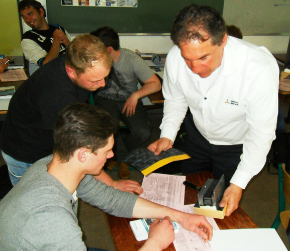 urch interdisziplinäres Lernen soll der Metallbaunachwuchs heute praxisorientierte Kompetenzen zu erlernen. - Höhler