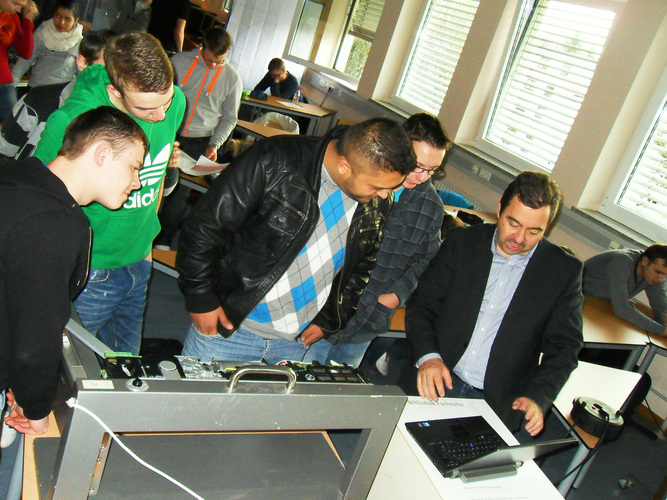 Die Schüler nehmen das Expertengespräch sehr interessiert auf. - Höhler