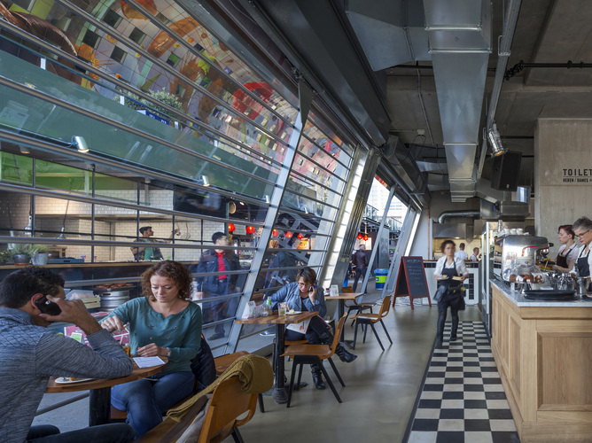 In der Fassade der Markthalle sind 10.000 m² Guardian SunGuard SuperNeutral 70/41 und Guardian ExtraClear Glas verbaut. - © Guardian
In der Fassade der Markthalle sind 10.000 m² Guardian SunGuard SuperNeutral 70/41 und Guardian ExtraClear Glas verbaut. - Guardian