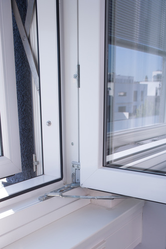 Softline 70 MB im verbauten Zustand: Zur nächtlichen Auskühlung der Räume im Sommer können die Außenflügel abgestellt und die Innenflügel geöffnet werden. - Veka