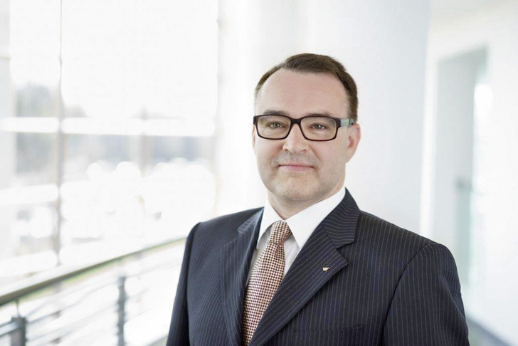 Schüco hat für die Messe in Nürnberg ein neues Kunststofffenster- und Türsystem im Gepäck, das insbesondere durch eine einfache, rationelle und flexible Verarbeitung überzeugen soll. Wir sprachen exklusiv im Vorfeld mit Christian Fischer, Leiter Technik und Qualitätsmanagement der Schüco Polymer Technologies KG, über die Details zum Profil und zur Markteinführung. - Schüco - © Schüco
Schüco hat für die Messe in Nürnberg ein neues Kunststofffenster- und Türsystem im Gepäck, das insbesondere durch eine einfache, rationelle und flexible Verarbeitung überzeugen soll. Wir sprachen exklusiv im Vorfeld mit Christian Fischer, Leiter Technik und Qualitätsmanagement der Schüco Polymer Technologies KG, über die Details zum Profil und zur Markteinführung. - Schüco - © Schüco