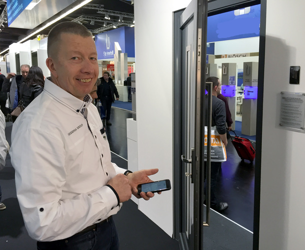 Siegenia-Chef Wieland Frank ist von den Smart Home-Funktionen für mehr Raumkomfort überzeugt. - Daniel Mund / GLASWELT - © Daniel Mund / GLASWELT
Siegenia-Chef Wieland Frank ist von den Smart Home-Funktionen für mehr Raumkomfort überzeugt. - Daniel Mund / GLASWELT - © Daniel Mund / GLASWELT