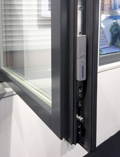 Der neue Funksensor von Siegenia erfasst den jeweiligen Status und zeigt ihn via App an. - Daniel Mund / GLASWELT