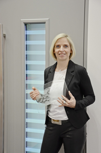 Auch Katja Neumann war auf der FENSTERBAU FRONTALE 2016. Dort präsentierte die Rodenberg Türsysteme AG eine Haustür mit einer gelaserten Glasscheibe, die sich beleuchten lässt. - Porta Glas
