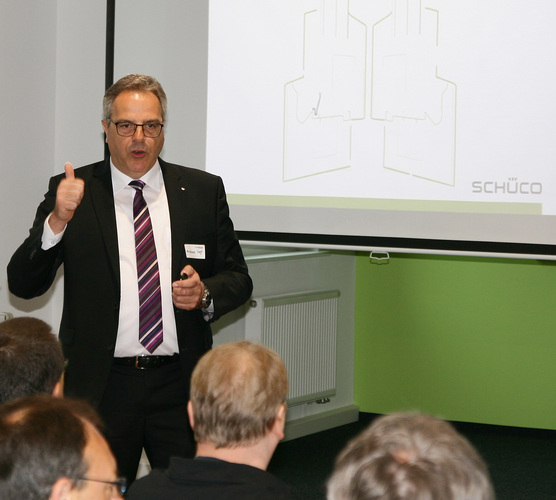 Schüco-Vertriebsleiter Andreas Voigt zeigt den Händlerkunden, was in dem neuen Profil LivIng steckt. - Daniel Mund / GLASWELT