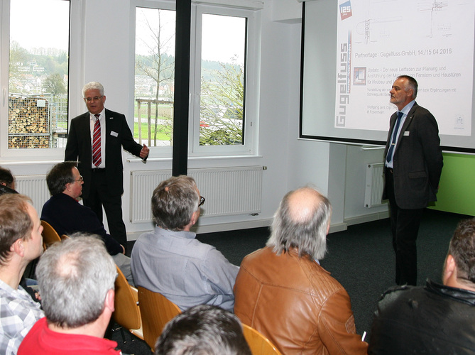 Anton Gugelfuss (l.) leitet den Vortrag von Wolfgang Jehl vom ift ein. - Daniel Mund / GLASWELT - © Daniel Mund / GLASWELT
