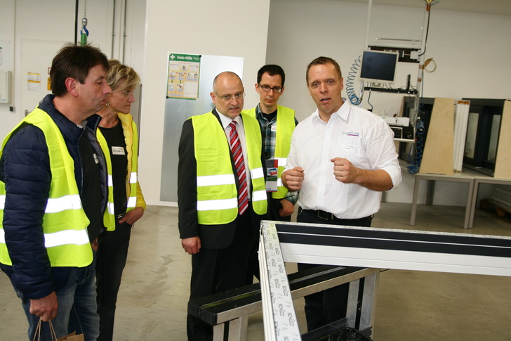 Beim Rundgang durch die Fensterfertigungshalle, die im Jahr 2013 eröffnet wurde - Daniel Mund / GLASWELT - © Daniel Mund / GLASWELT
