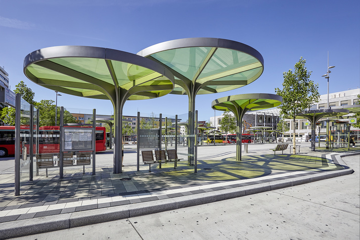 Eine asymmetrische Anordnung der Schirme lässt zusammenhängende, überdachte Wartebereiche entstehen. - Glas Trösch